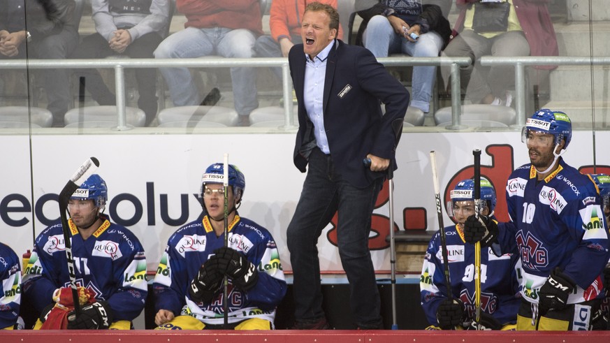 Biels Head Coach Kevin Schlaepfer, Mitte, waehrend dem Eishockey National League A Spiel zwischen dem EHC Biel und dem HC Ambri-Piotta, am Samstag, 17. September 2016, in Biel. (KEYSTONE/Marcel Bieri)