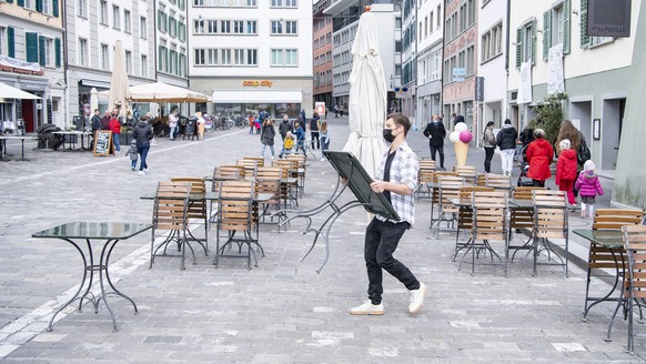 Das Personal des Cafe und Restaurant Mill&#039;Feuille am Muehlenplatz in der Altstadt von Luzern ruestet sich am Sonntag 18. April 2021 fuer die Wiedereroeffnung der Restaurant Terrassen vom kommende ...