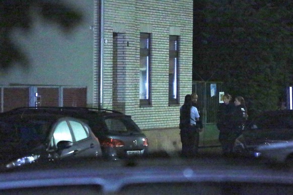 epa05392482 Members of the German police stand in front of a house during a police operation aimed at finding a twelve-year-old boy from Switzerland, in Duesseldorf, Germany, 26 June 2016. Nearly one  ...