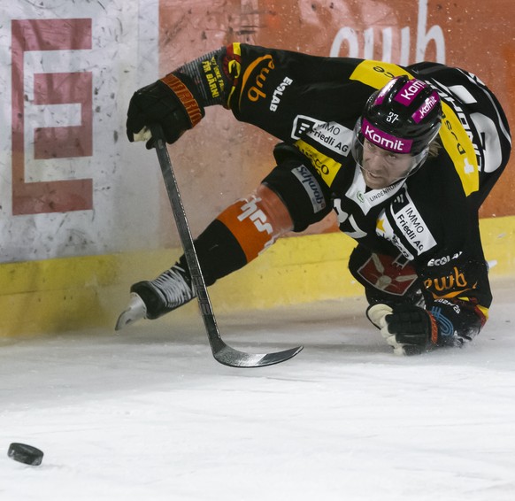 Anton Lindholm (SCB) faellt beim Eishockey Meisterschaftsspiel der National League zwischen dem SC Bern, SCB, und dem HC Lugano, HCL, am Freitag, 16. Januar 2026, in der PostFinance Arena in Bern. (KE ...