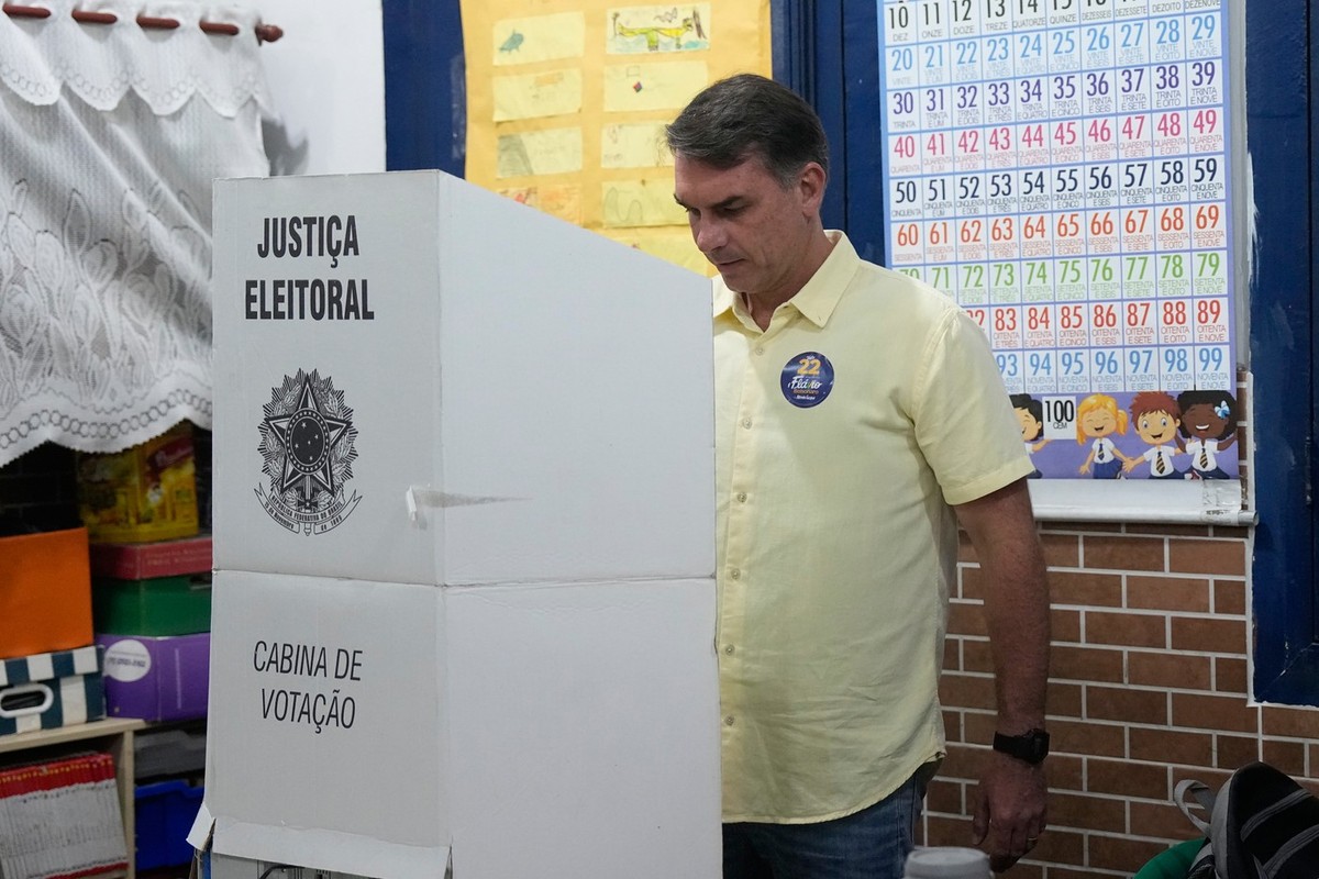 Opposition presidential candidate Sen. Flavio Bolsonaro votes in the presidential runoff in Rio de Janeiro, Sunday, Oct. 25, 2026. (AP Photo/Silvia Izuierdo)