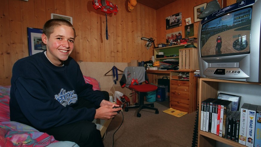 Der knapp 16-jaehrige Motorradrennfahrer Thomas Luethi beim Spiel mit der Playstation in seinem Zimmer in Linden im Emmental, aufgenommen am 3. September 2002. (KEYSTONE/Martin Ruetschi) : Film]