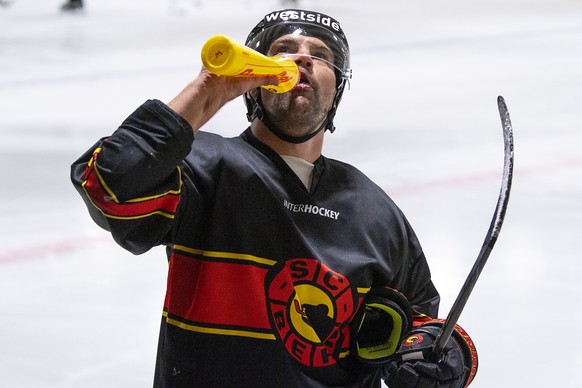 Berns Kaspars Daugavins beim ersten Eistraining des SC Bern, am Montag, 2. August 2021, in der PostFinance Arena in Bern. (KEYSTONE/Peter Schneider)