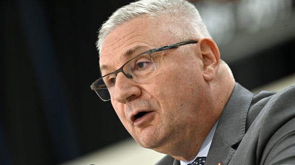 Nationalrat Andreas Glarner an der Delegiertenversammlung der SVP Schweiz in der Sporthalle Schachen in Aarau am Samstag, 12. Oktober 2024. KEYSTONE/Walter Bieri )