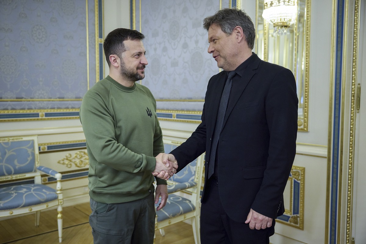 epa11287041 A handout photo made available by the Ukrainian Presidential Press Service shows Ukraine's President Volodymyr Zelensky (L) welcoming Robert Habeck (R), Vice Chancellor, Federal Minis ...