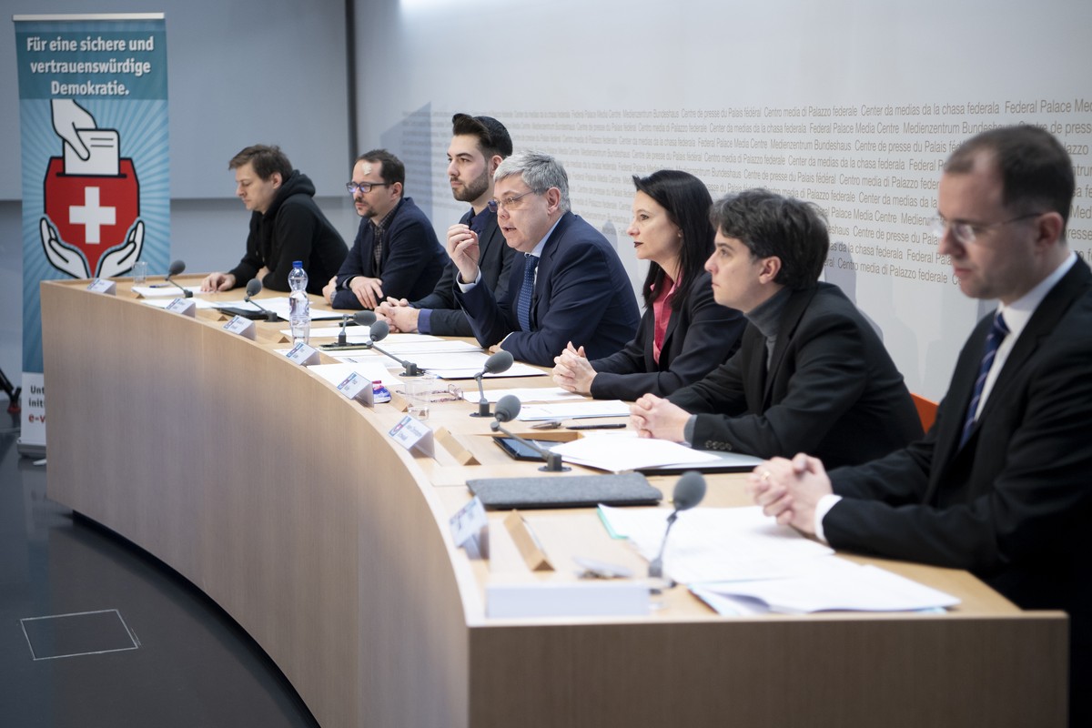 Franz Grueter, Nationalrat SVP-LU, Praesident des Initiativkomitees, Mitte, spricht an der Seite von Martin Steiger, Rechtsanwalt, Claudio Luck, Chaos Computer Club, Balthasar Glaettli, Nationalrat Gr ...