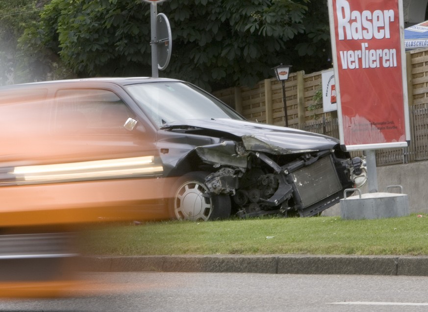 Ein Auto-Wrack steht in der Mitte der Badnenerstrasse in Zuerich am Samstag, 4. juni 2005. Die Zuercher Polizei macht in ihrer neusten Verkehrssicherheitskampagne Raser eindruecklich auf die Folgen ih ...