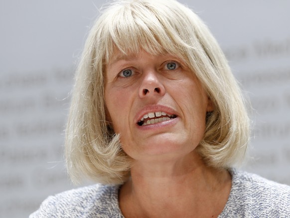 Sara Stalder, Geschaeftsleiterin der Stiftung fuer Konsumentenschutz (SKS), spricht waehrend einer Medienkonferenz zum Referendum &quot;Nein zur willkuerlichen Ueberwachung von Versicherten&quot;, am  ...