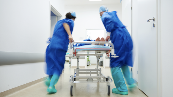 notfall, notaufnahme, emergency room, spital, hospital, ärztinnen, ärzte, medizin, shutterstock