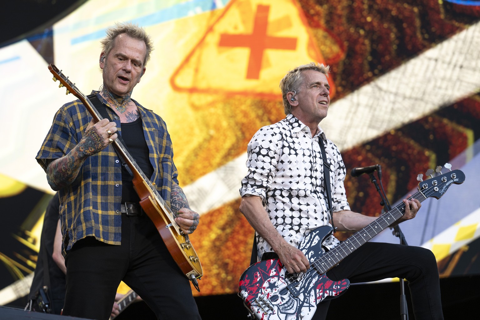 Kuddel, links, und Andi, rechts, von der deutschen Punkrock-Band Die Toten Hosen beim Konzert im Rahmen der "Trink Aus! Wir Muessen Gehen - Tour 2026" im Stadion Letzigrund, am Samstag, 20.  ...