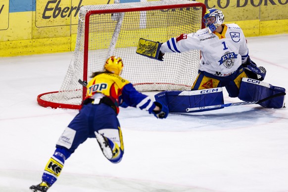 EHC Kloten PostFinance Top Scorer Sami Niku schiesst das 3-3 gegen EV Zug Torhueter Tim Wolf waehrend dem Eishockey-Meisterschaftsspiel der National League zwischen den Teams EHC Kloten und EV Zug am  ...