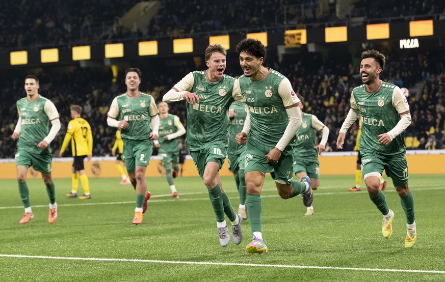 Luke Plange (GC), MItte, jubelt nach seinem Tor zum 2-0 mit Jonathan Asp Jensen (GC), links, und Oscar Clemente (GC), rechts, im Fussball Meisterschaftsspiel der Swiss Super League zwischen den BSC Yo ...