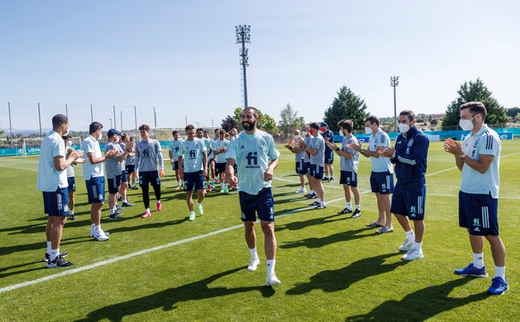 epa09264094 A handout photo made available by the Spanish Royal Soocer Federation (RFEF) of Spanish National Soccer Team&#039;s players (L and R) applauding members of U-21 national squad shortly befo ...