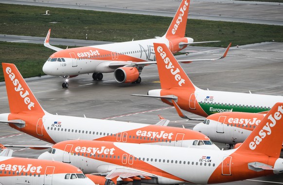 epa08967940 (FILE) - An EasyJet plane (top), taxiing on the tarmac during the opening of BER Berlin Brandenburg Airport in Schoenefeld, Germany, 31 October 2020 (reissued 27 January 2021). EasyJet is  ...