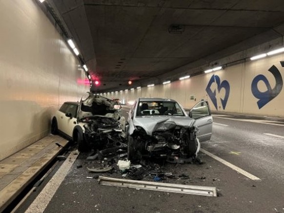 Polizeimeldung Kantonspolizei Basel-Stadt: Verkehrsunfall auf der A3 im St. Johanns-Tunnel: Drei Verletzte, 13. September 2023