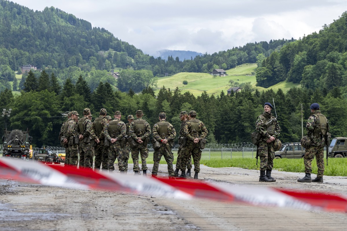 epa11402485 Swiss Army soldiers set up the helicopter base during a media tour of the security precautions of the Nidwalden cantonal police and the Swiss Army at the Obbuergen area in the municipality ...