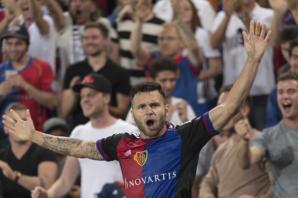 epa05538465 Basel&#039;s Renato Steffen cheers after scoring the 1-1 goal during the UEFA Champions League Group A soccer match between FC Basel 1893 and PFC Ludogorets Razgrad at the St. Jakob-Park s ...
