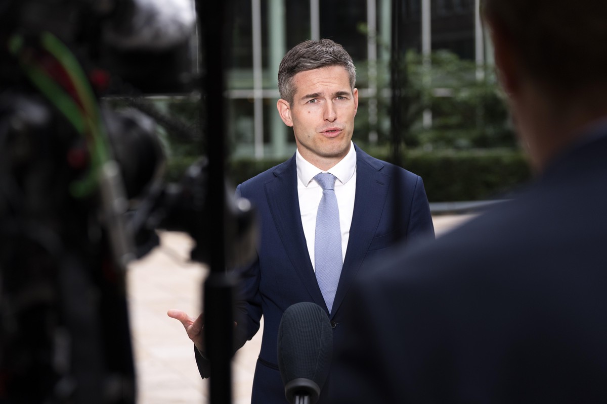 epa13192061 Dutch Foreign Affairs Minister Tom Berendsen speaks to the media prior to the Budget Council meeting on the Budget Memorandum, in The Hague, the Netherlands, 26 August 2026. The Budget Mem ...