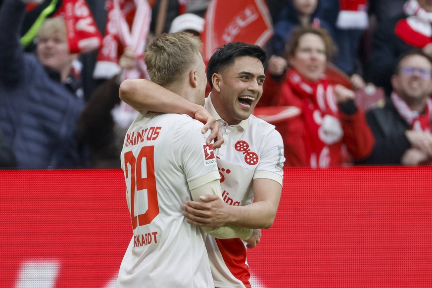 Torjubel bei Jonathan Burkardt 1.FSV Mainz, 29 nach seinem Tor zum 1:0 mit Nadiem Amiri 1.FSV Mainz, 18 , Fussball, 1. Bundesliga, 26.Spieltag, 2024/2025, 1.FSV Mainz vs. SC Freiburg, 15.03.2025, Mewa ...