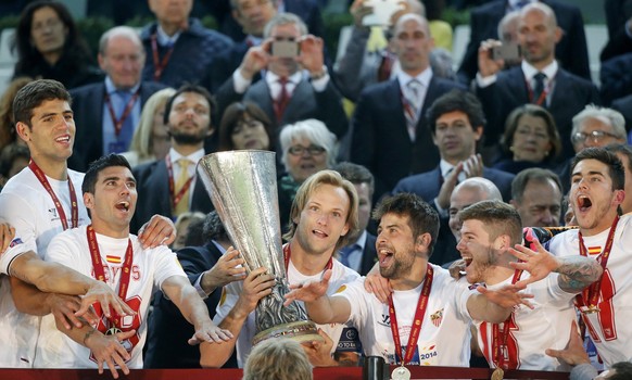 Captain Ivan Rakitic darf als erster die Trophäe stemmen.