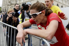 Nicola Spirig nach dem Zürich Marathon völlig ausgepumpt.