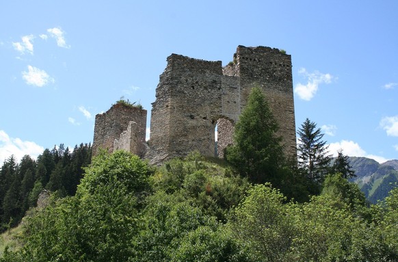 Burgruine Tschanüff im Unterengadin. 
Von Adrian Michael - Eigenes Werk, CC BY-SA 3.0, https://commons.wikimedia.org/w/index.php?curid=7501458