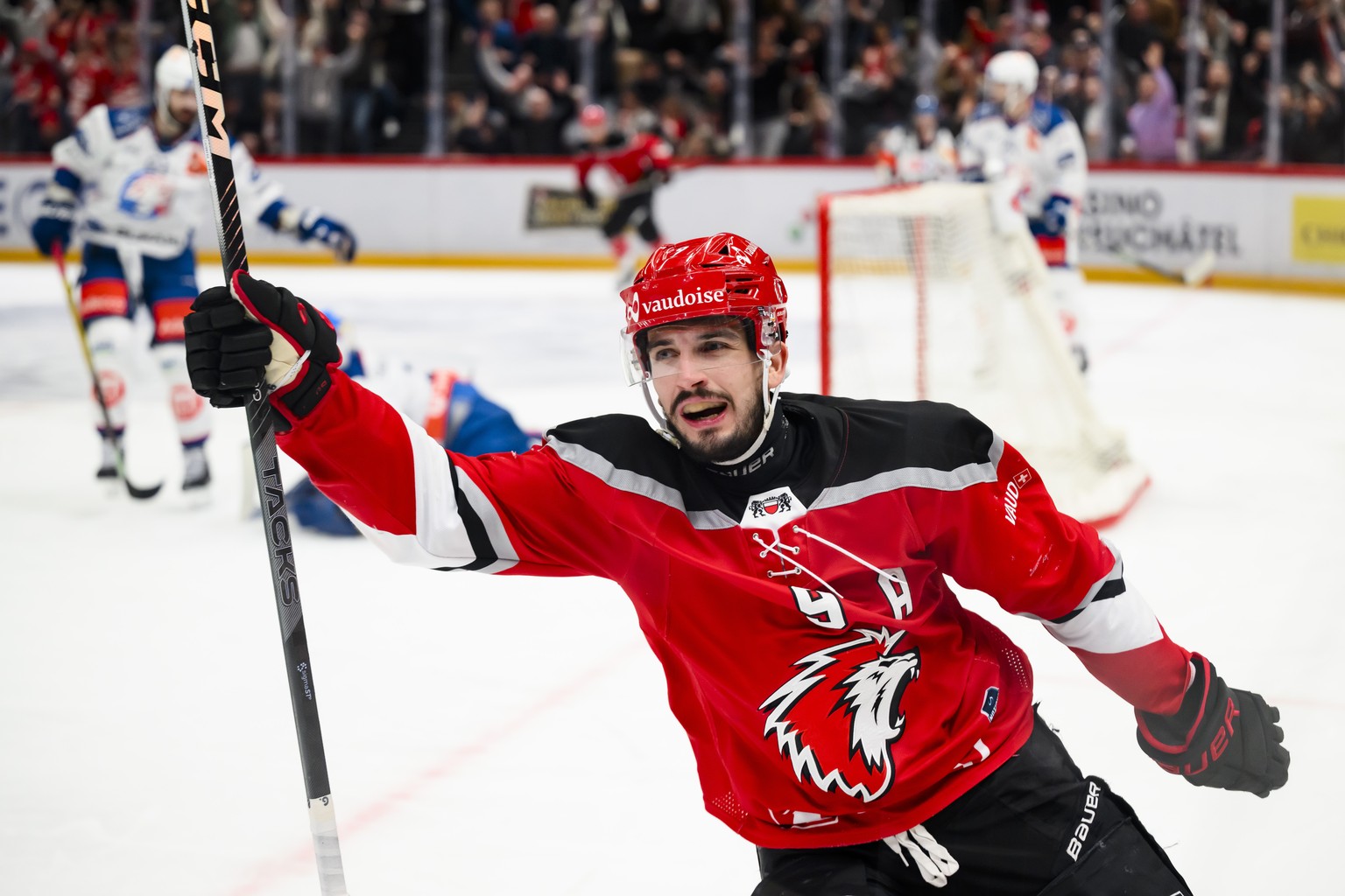 Joie de Damien Riat (LHC) apres avoir marque le but du 3:2 lors du 2eme match de la finale de play-off du championnat suisse de hockey sur glace de National League entre Lausanne HC, LHC, et ZSC Lions ...