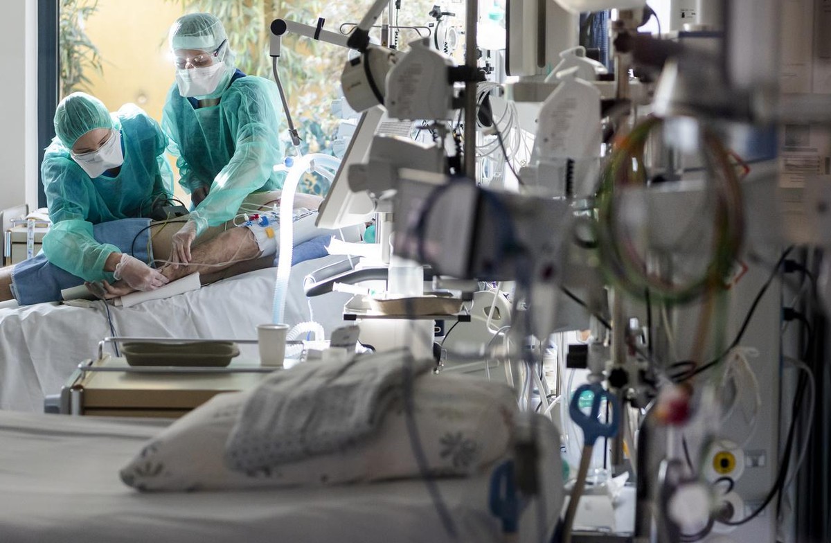 Medical personnel at work in the intensive care unit of the hospital Pourtales site "Hopital Pourtales" during the coronavirus disease (COVID-19) outbreak in Neuchatel, Switzerland, Monday,  ...