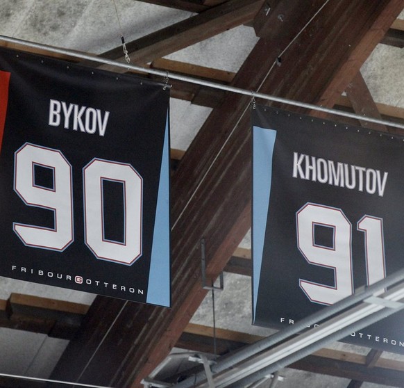 Zwei Fahnen an der Hallendecke erinnern an die Zeiten von Bykov und Khomutov waehrend dem Eishockey Meisterschaftsspiel der National League A zwischen HC Fribourg Gotteron und EHC Biel am Freitag, 17. ...