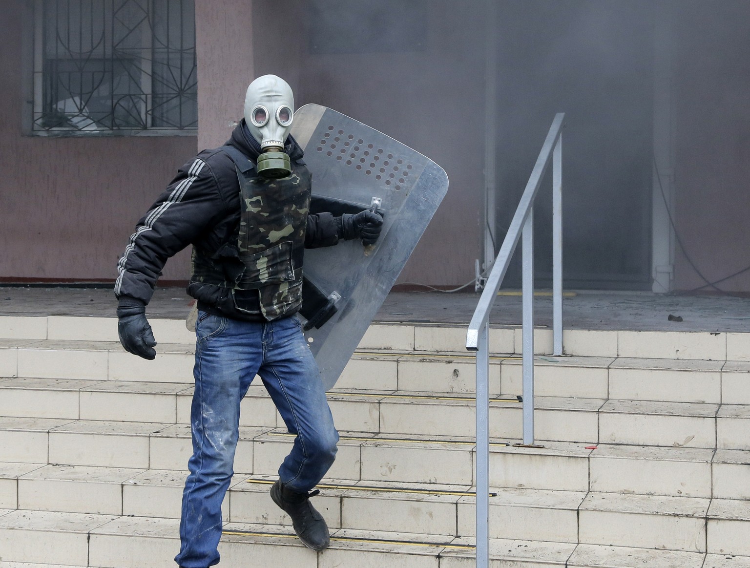 Ein prorussischer Demonstrant stürmt eine Polizeistation im ostukrainischen&nbsp;Horlivka.