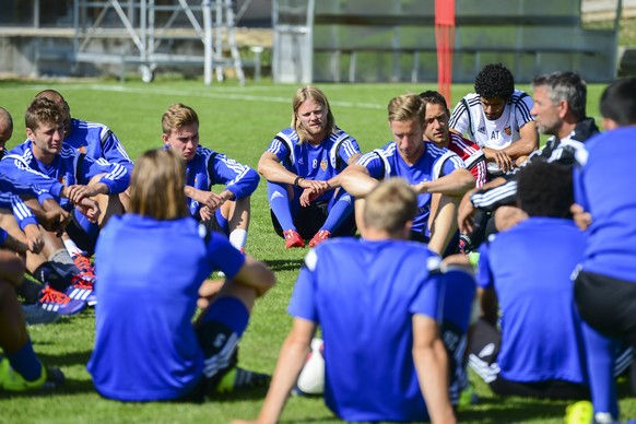 10.07.2015; Lens; Fussball Valais Cup - Trainingslager FC Basel;
Birkir Bjarnason (Basel) Trainer Urs Fischer (Basel) spricht zur Mannschaft 
(Andy Mueller/freshfocus)