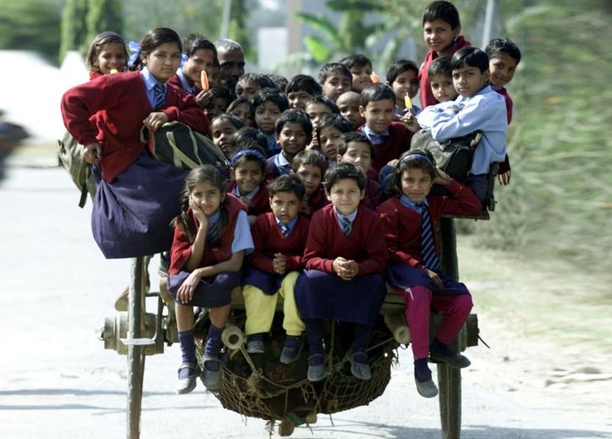 Ein «Schulbus» mit Kindern in Indien. 