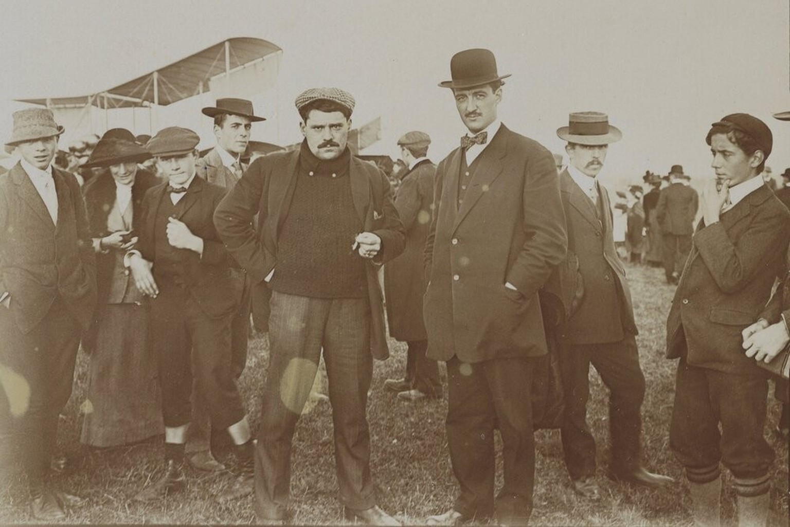 Die Piloten François Durafour (mitte-links mit Zigarette) und Armand Dufaux (mitte-rechts).
