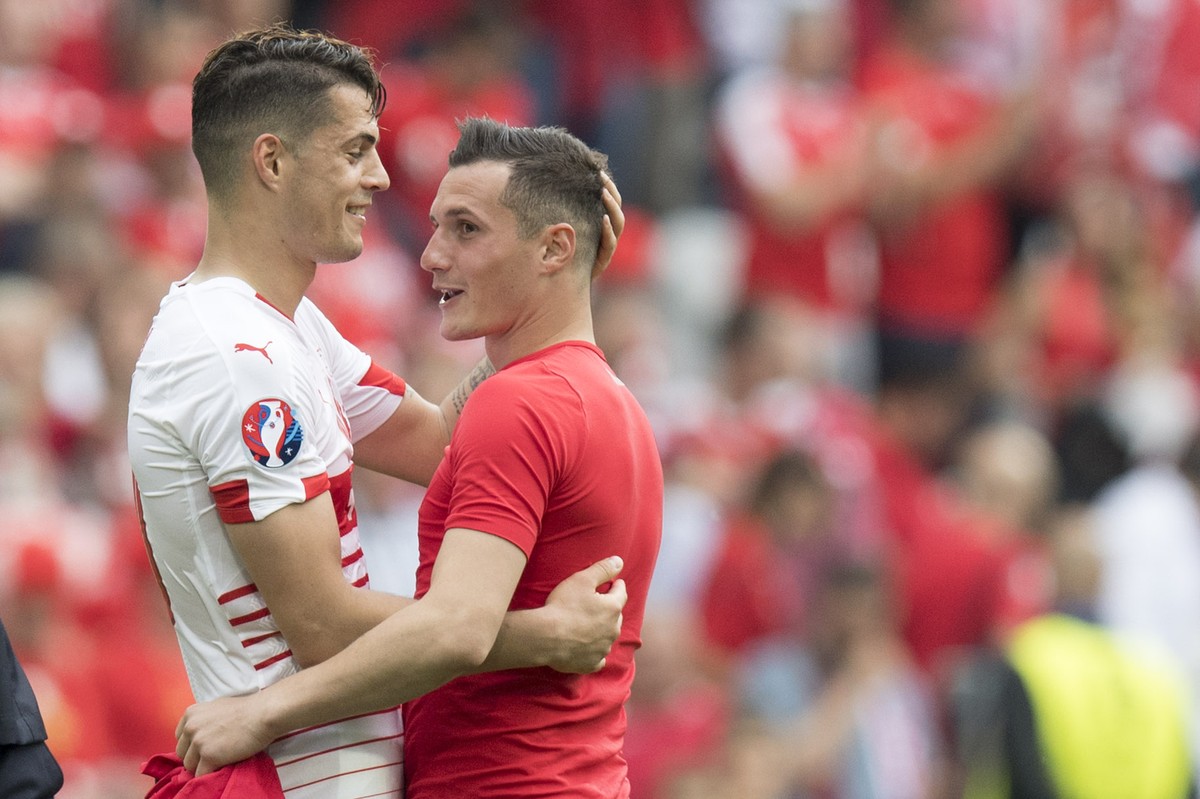 ARCHIV - ZUR SCHWEIZER EM-HISTORIE 1996, 2004, 2008 UND 2016 STELLEN WIR IHNEN FOLGENDES BILDMATERIAL ZUR VERFUEGUNG - Swiss midfielder Granit Xhaka, left, cheers with his brother Albania's midfi ...