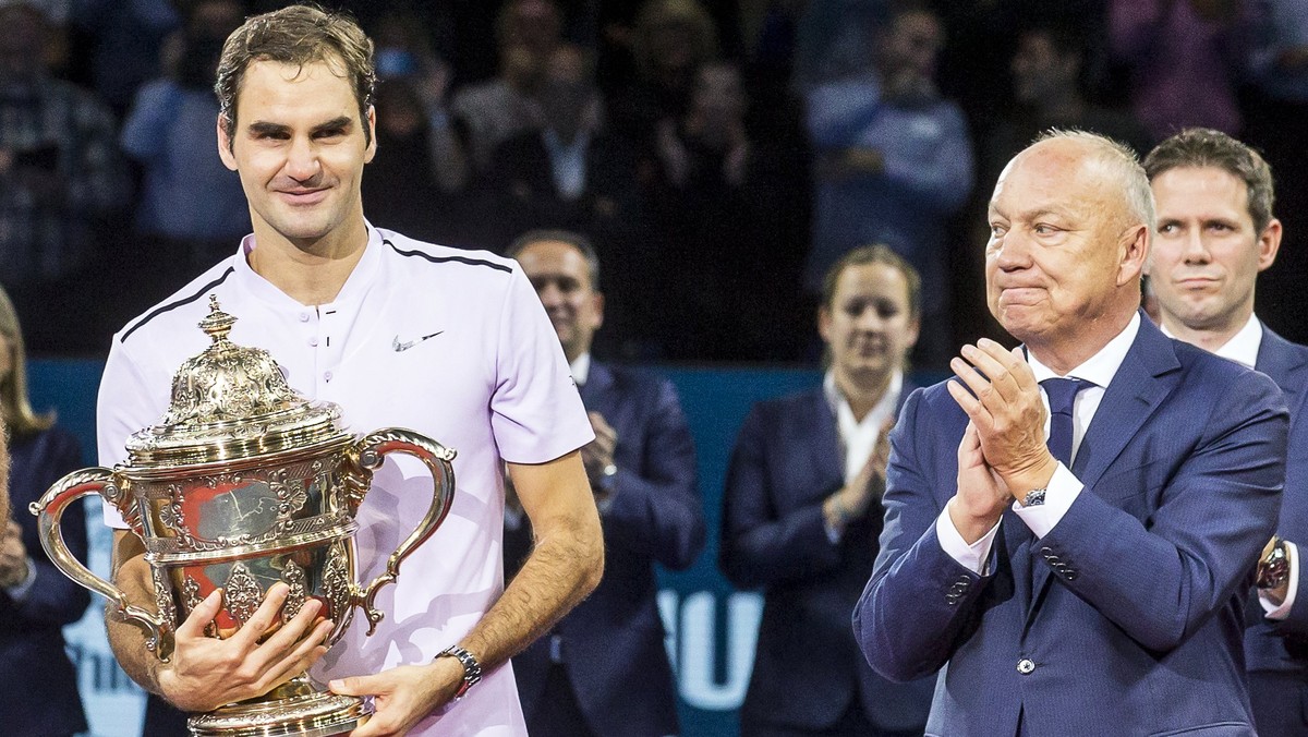 epa06297174 Switzerland's Roger Federer (2-R) poses with his trophy after defeating Argentina's Juan Martin del Potro (2-L) in their final match of the Swiss Indoors tennis tournament at the ...