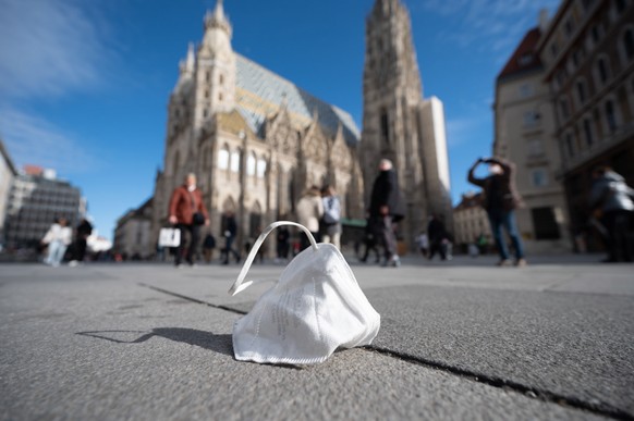 epaselect epa09725106 A face mask on the street in the center of Vienna, Austria, 03 february 2022. A session of the Austrian Federal Council was taking place in Vienna to debate mandatory Covid-19 va ...