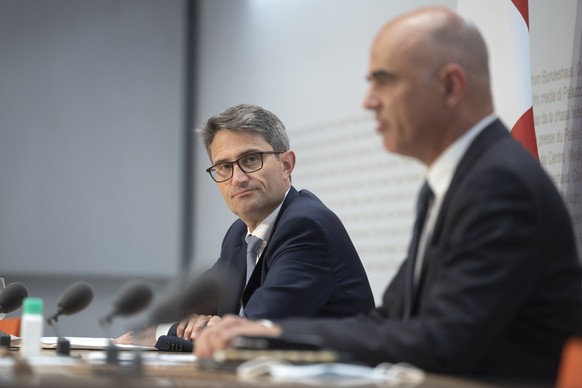 Regierungsrat Lukas Engelberger, Praesident GDK, links, und Bundesrat Alain Berset, rechts, aeussern sich zur Konferenz der kantonalen Gesundheitsdirektorinnen und -direktoren, dem Stand der Impfungen ...