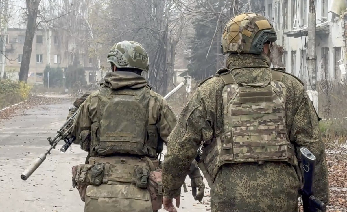 epa12564072 A handout still image taken from a video made available by the Russian Defence Ministry press-service, issued 02 December 2025, claims to show Russian servicemen checking streets of Krasno ...