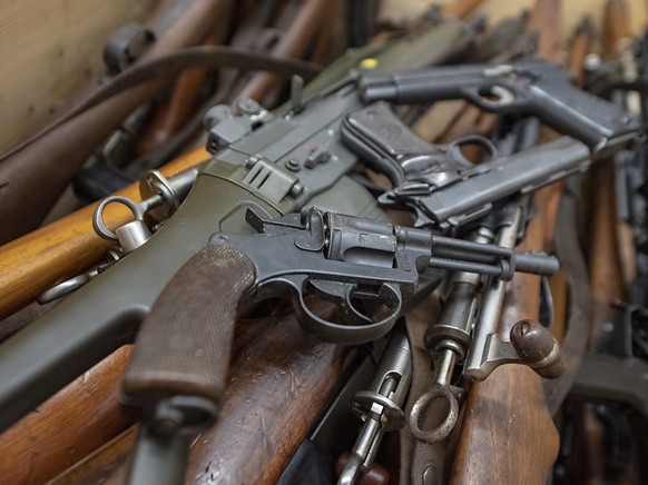 Rund 280 Waffen wurden beim mutmasslichen Waffenhändler gefunden. 