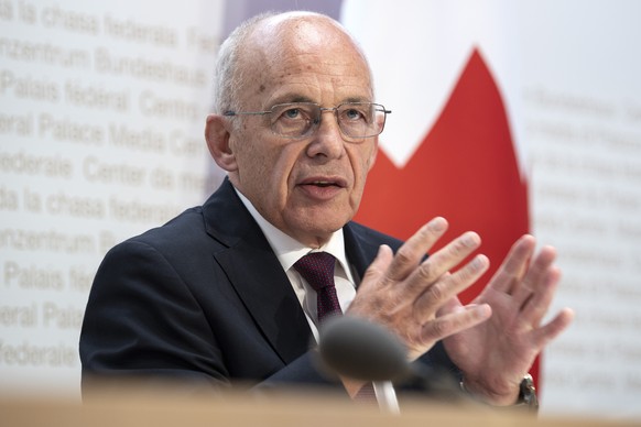 Bundesrat Ueli Maurer spricht an einer Medienkonferenz ueber die Volksinitiative Loehne entlasten, Kapital gerecht besteuern, am Dienstag, 10. August 2021, in Bern. (KEYSTONE/Peter Schneider)