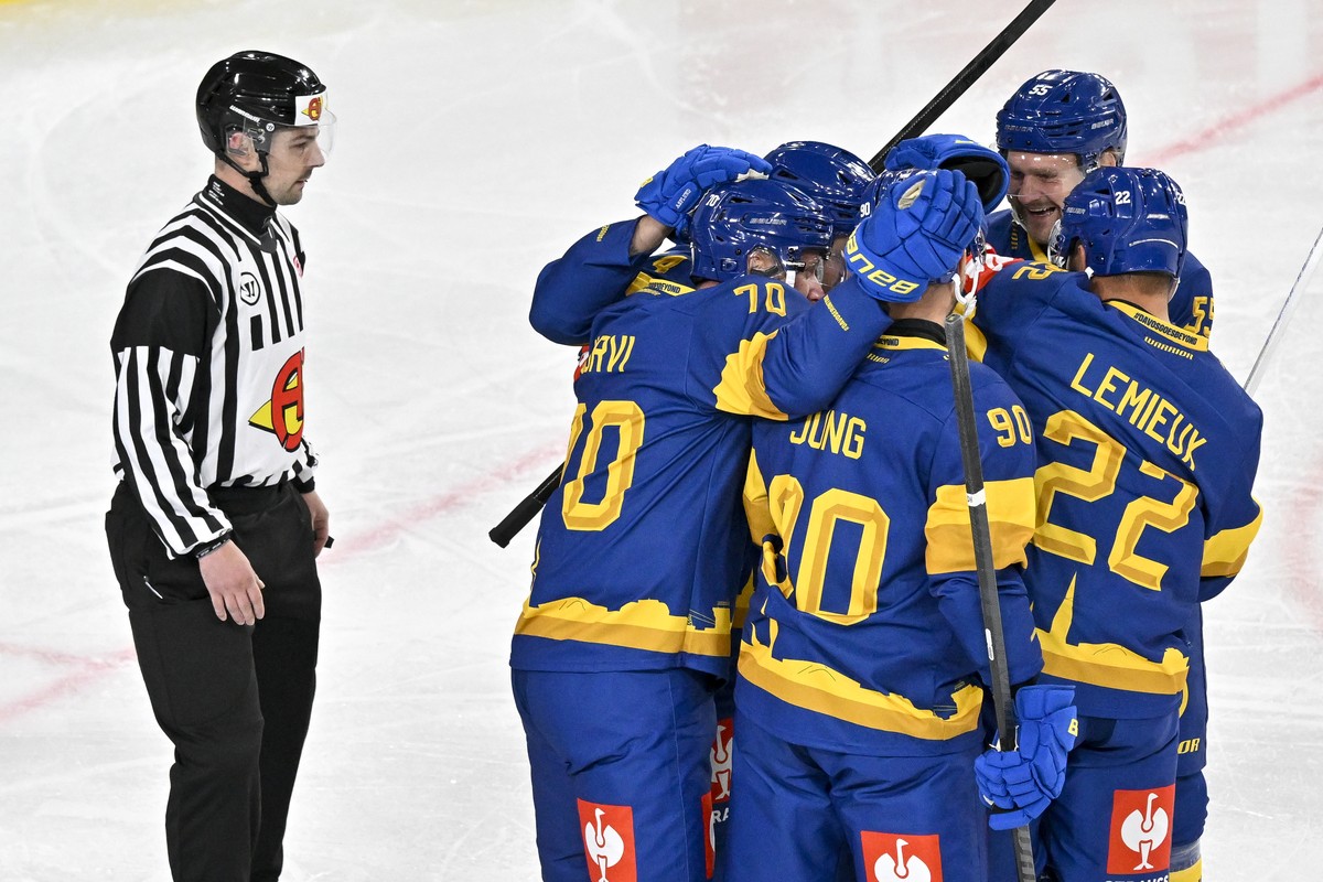 Switzerland's team HC Davos celebrate after scoring 1:0, during a Champions Hockey League game between HC Davos, HCD (SUI) and Eisbaren Berlin, EBB (GER), at the ice stadium VAT Arena, in Davos,  ...