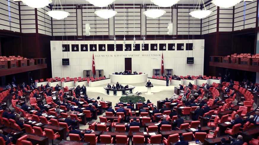 epa05707667 Lawmakers attend a debate in the Turkish parliament in Ankara, Turkey, 09 January 2017. Turkish parliament will begin debating a reform of the constitution to change the country&#039;s par ...