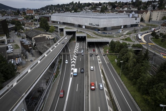 Blick auf den Rosenbergtunnel der Autobahn A1 und die St. Galler Kantonalbankhalle der Olma, aufgenommen am Mittwoch, 11. September 2024, in St. Gallen. (KEYSTONE/Gian Ehrenzeller)