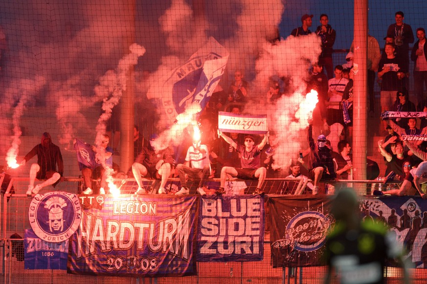 Les supporters zuerichois encouragent leur equipe avec des torches lors de la rencontre de football de Super League entre le FC Lausanne-Sport, LS, et le Grasshopper Club Zuerich, GC, ce samedi 28 avr ...