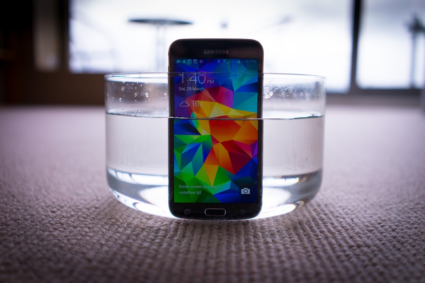 Galaxy S5 mini: Im Grunde ist es nichts anderes als eine geschrumpfte Version des Galaxy S5. Die Technik ist ähnlich, wegen der kompakteren Abmessungen passt es aber in kleinere Blumenvasen als das gr ...