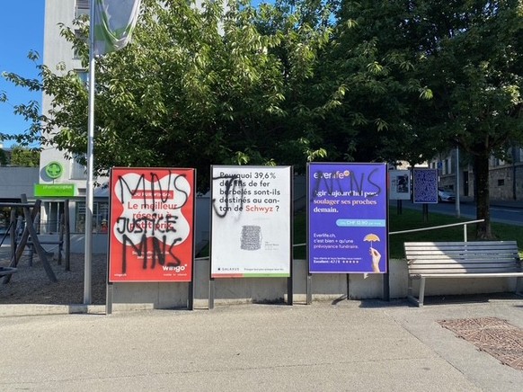 Des tags sur les différents panneaux publicitaires au quartier de Prélaz.