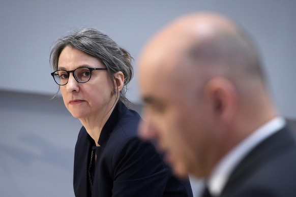 Anne Levy, neue Direktorin des Bundesamts fuer Gesundheit (BAG), Mitte, und Bundesrat Alain Berset, rechts, waehrend einer Medienkonferenz des Bundesrates, am Freitag, 3. April 2020 in Bern. (KEYSTONE ...