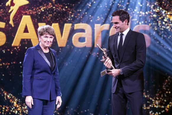 epa10361353 Retired Swiss tennis player Roger Federer, right, receives the honorary award from Swiss Federal Councillor Viola Amherd, at the Sports Awards 2022 ceremony in Zurich, Switzerland, 11 Dece ...