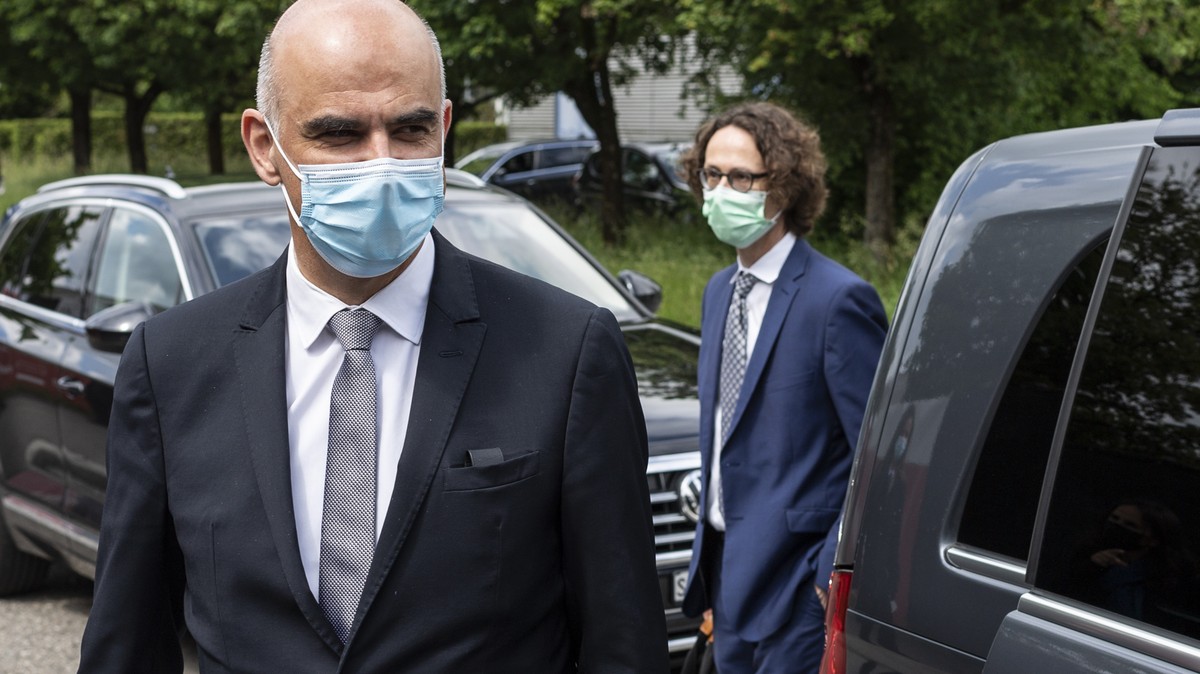 Bundesrat Alain Berset, links, und sein Kommunikationschef Peter Lauener steigen ihn ihren Minibus nachdem sie das Drive-In Corona Testzentrum und den Kulturbetrieb in der Kulturfabrik Kofmehl besucht ...