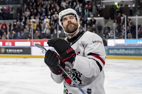 Joel Genazzi (LHC) bedankt sich bei den Fans nach dem zweiten Playoff Final Spiel der Eishockey National League zwischen den ZSC Lions, ZSC, und dem Lausanne HC, am Donnerstag 17. April 2025 in der Sw ...